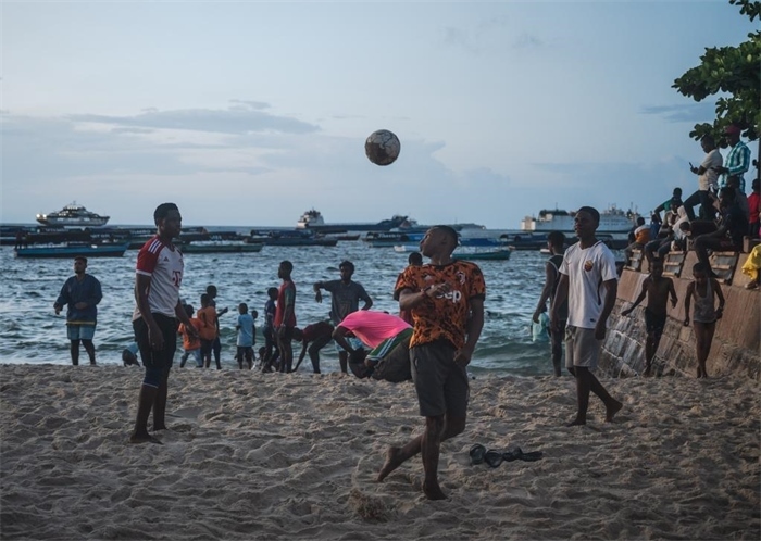2023年12月31日，人們在坦桑尼亞桑給巴爾島海濱踢球。新華社記者王冠森攝
