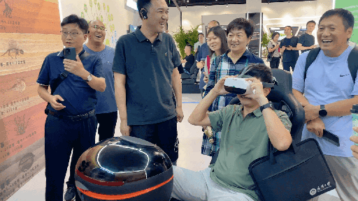 研學(xué)團(tuán)成員正在用VR眼鏡體驗(yàn)。人民網(wǎng) 王戰(zhàn)雄攝