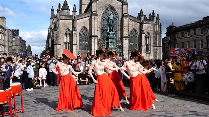 《長(zhǎng)城魂》的演員在愛(ài)丁堡皇家一英里街頭演出。主辦方供圖