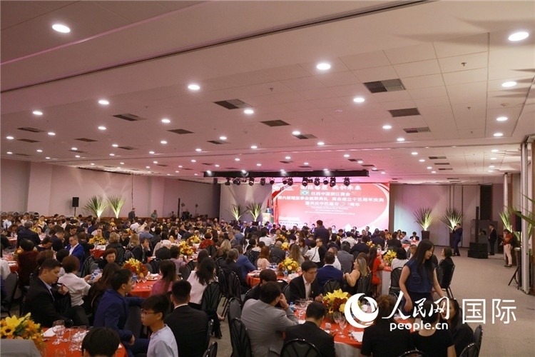 當(dāng)?shù)貢r(shí)間8月24日晚，巴西中國浙江商會(huì)第六屆理監(jiān)事會(huì)就職典禮在里約熱內(nèi)盧舉行。圖為就職典禮現(xiàn)場。人民網(wǎng)記者 陳海琪攝