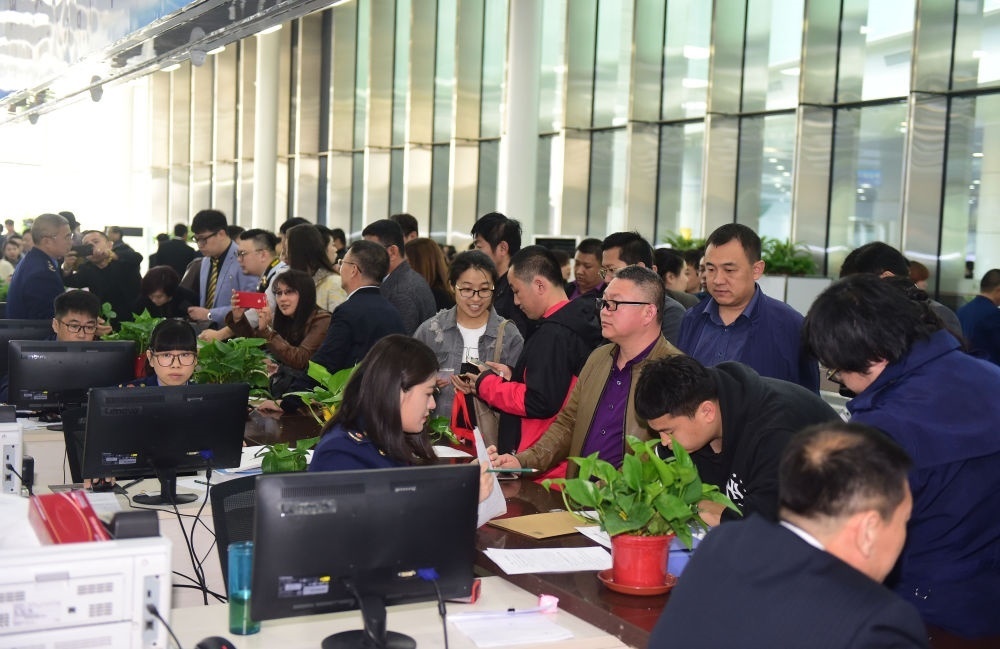 2017年4月10日，中國（遼寧）自由貿(mào)易試驗區(qū)沈陽片區(qū)揭牌當日，眾多企業(yè)咨詢注冊。新華社記者楊青攝