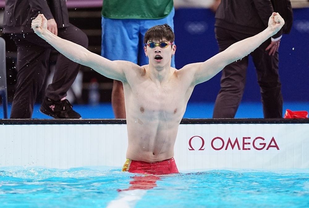 中國選手潘展樂在巴黎奧運會游泳男子100米自由泳決賽后慶祝奪冠及打破世界紀(jì)錄（2024年7月31日攝）。新華社記者 杜宇 攝