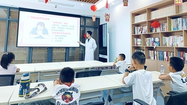 西安交通大學(xué)“筑夢醫(yī)心·護佑三農(nóng)”實踐團開展健康科普。校方供圖