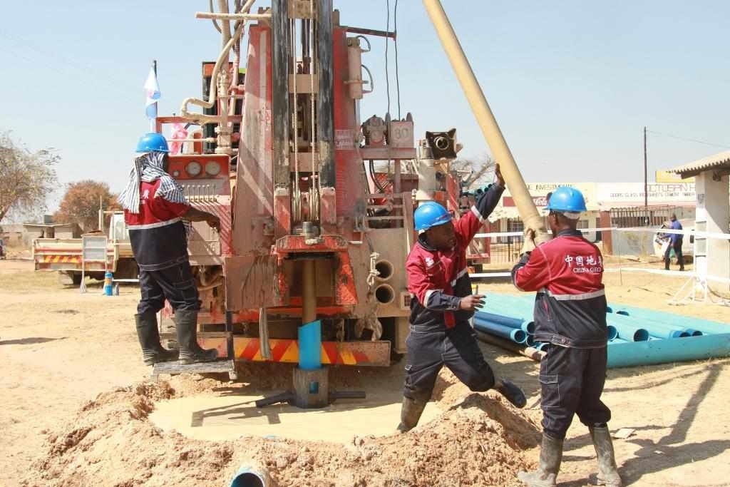 7月22日，工人在津巴布韋東馬紹納蘭省舉行的中國援津巴布韋300口水井項目開工儀式上鉆井。新華社發(fā)