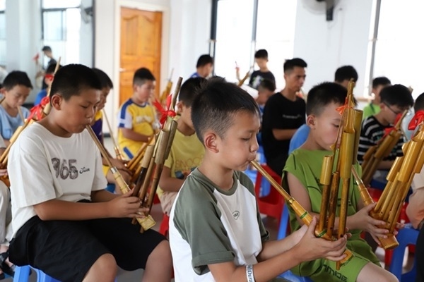 孩子們?cè)趯W(xué)吹蘆笙。融水縣文化館供圖