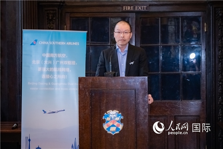 圖為中國南方航空倫敦營業(yè)部總經理陳珂致辭。人民網 郭錦標攝
