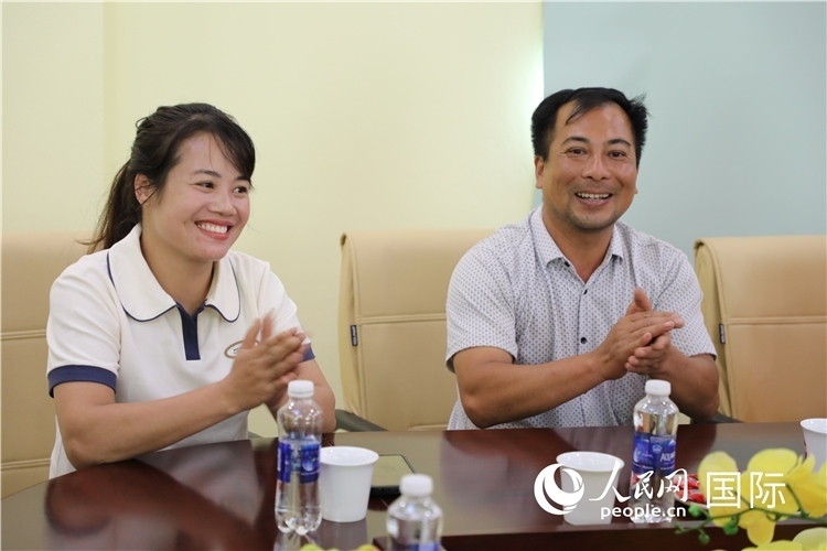 越南沙巴市黃連寄宿制民族小學(xué)老師阮氏秋姮、阮文享。人民網(wǎng)記者簡承淵攝