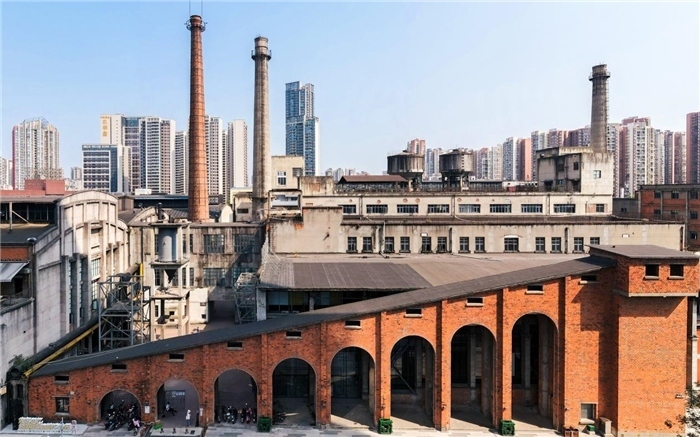 在原成都國營紅光電子管廠舊址上改建而成的東郊記憶園區(qū)南大門。大門既保留了老工業(yè)區(qū)的風(fēng)貌，又融入了現(xiàn)代審美和創(chuàng)意，成為了園區(qū)一大亮點。資料圖片