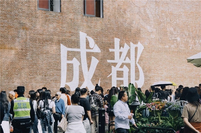 東郊記憶園區(qū)“成都墻”以巨大的“成都”字樣和獨(dú)特的藝術(shù)設(shè)計成為園區(qū)的網(wǎng)紅打卡地，吸引了眾多游客和市民前來參觀。資料圖片
