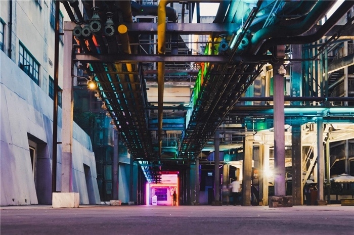 東郊記憶園區(qū)工業(yè)橫街完整地保留了園區(qū)的工業(yè)元素，如工業(yè)煙囪、動力管廊架和水塔等，形成了園區(qū)獨(dú)特的工業(yè)風(fēng)景線。資料圖片