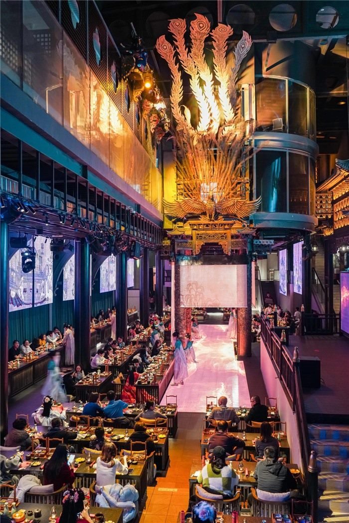 東郊記憶園區(qū)內(nèi)以蜀地文化為創(chuàng)作背景，溯源中國傳統(tǒng)宴飲儀禮打造的全景沉浸式漢文化主題餐秀。成都傳媒集團(tuán)供圖