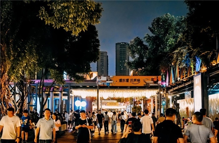 夜幕下的東郊記憶園區(qū)人流如織，熱度不減。資料圖片