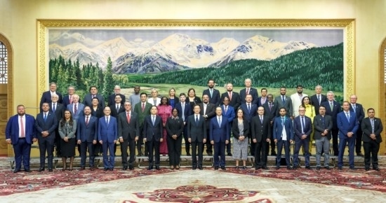  8月30日，國家副主席韓正在北京集體會見出席2024年國際議員友好交流論壇的各國代表。新華社記者 丁林 攝