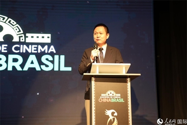 當(dāng)?shù)貢r(shí)間8月26日晚，中國駐里約總領(lǐng)館副總領(lǐng)事王尉育在第三屆中國－巴西電影展開幕式上致辭。 人民網(wǎng)記者 陳一鳴攝