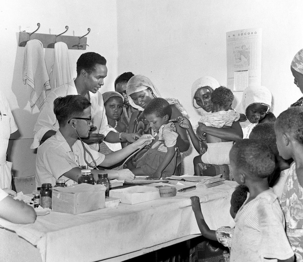 1968年4月，中國(guó)醫(yī)療隊(duì)醫(yī)生在索馬里阿弗戈依鎮(zhèn)巡回醫(yī)療時(shí)為當(dāng)?shù)貎和尾　? width=