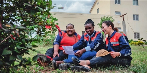 在肯尼亞內(nèi)羅畢，非洲之星鐵路運營公司工電部電子設(shè)備檢修工區(qū)工長陳玲（右）在休息時教學(xué)員唱中文歌曲（2023 年 5 月 23 日攝） 王冠森攝 / 本刊