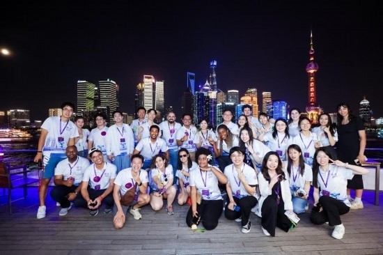 8月21日，中外青年在上海參觀時(shí)合影留念。新華社發(fā)（清華大學(xué)供圖）