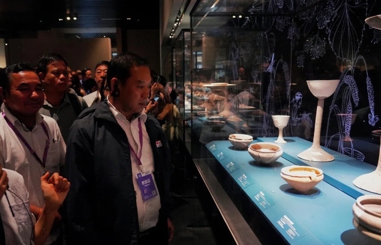 8月31日，亞洲媒體考察團參訪三星堆博物館。左一為老撾博利坎賽省新聞文化旅游廳廳長頌通·威本康?！度嗣袢請蠛Ｍ獍妗酚浾邌逃顢z