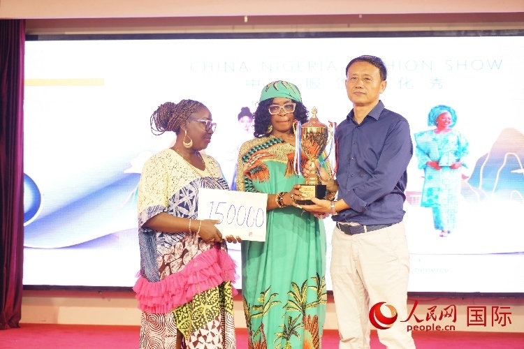 中國駐尼日利亞使館文化參贊兼中國文化中心主任李旭大（右）為最佳表現(xiàn)獎(jiǎng)?lì)C獎(jiǎng)（中）。人民網(wǎng)記者 姜宣攝