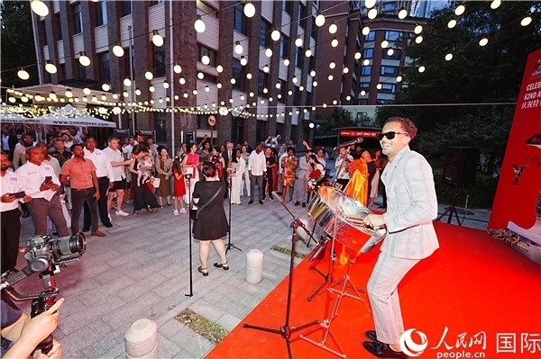 來自特多的藝術(shù)家在慶祝儀式上表演特多鋼鼓。人民網(wǎng)記者 趙益普攝