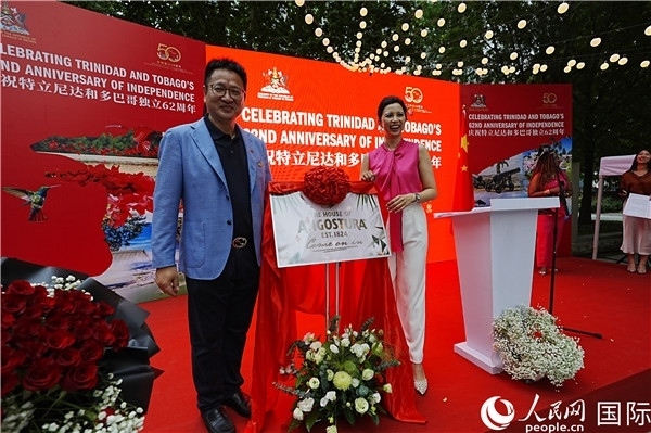 當(dāng)天的慶祝儀式上，還舉行了特多著名酒品牌安高天娜回歸中國市場的揭幕儀式。人民網(wǎng)記者 趙益普攝