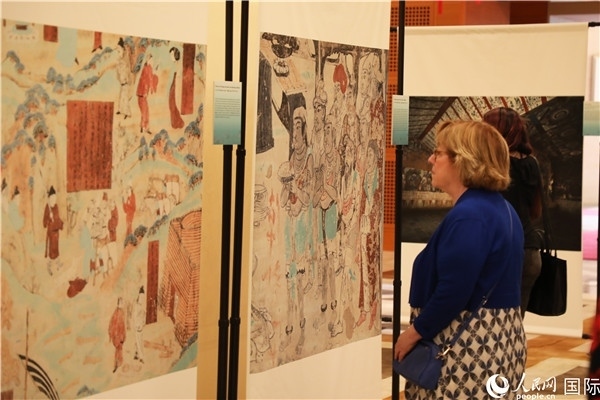 來(lái)賓在參觀敦煌高清攝影和壁畫(huà)高保真復(fù)制品。 人民網(wǎng)記者 李志偉攝