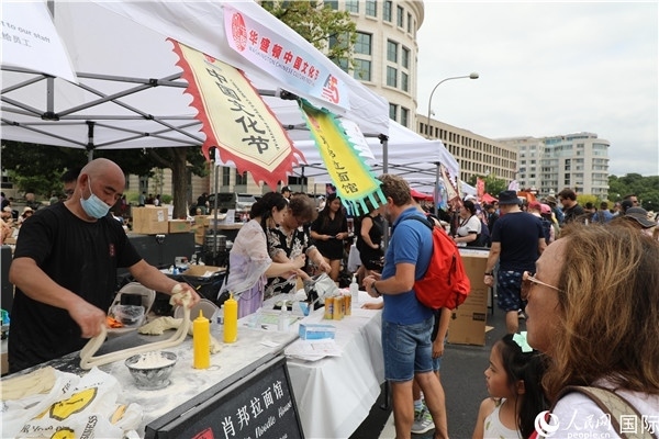 3、活動現(xiàn)場設(shè)置了眾多展臺。 人民網(wǎng)記者 李志偉攝