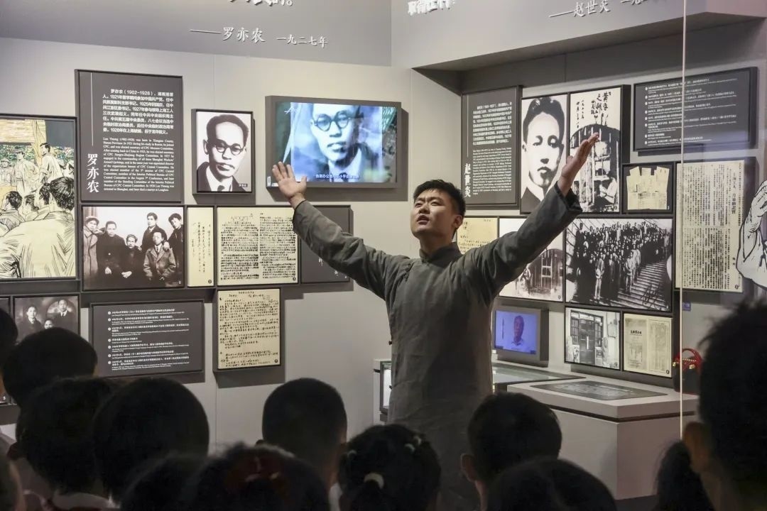 勞模身穿長袍再現(xiàn)烈士事跡。徐匯區(qū)總工會供圖