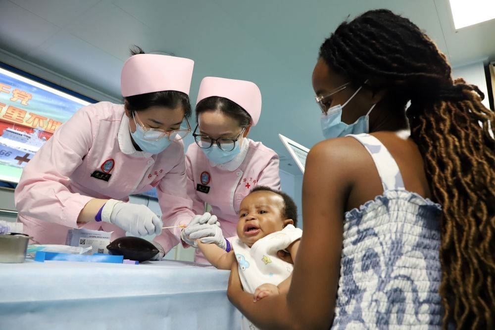 2024年8月12日，中國海軍“和平方舟”號醫(yī)院船在莫桑比克馬普托開展醫(yī)療服務(wù)。