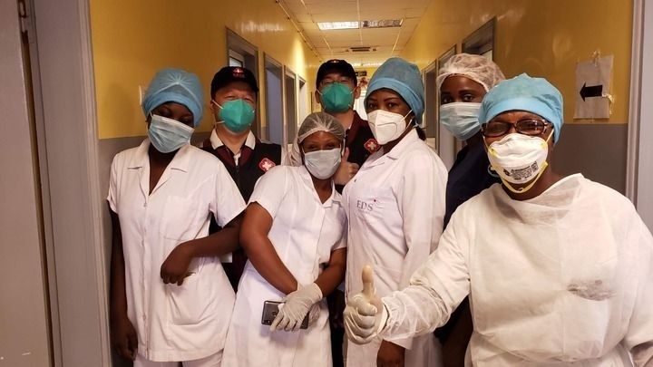 2020年5月26日，中國抗疫醫(yī)療專家組在剛果（布）首都布拉柴維爾指導(dǎo)新冠肺炎病房建設(shè)時，與當(dāng)?shù)匾痪€醫(yī)務(wù)人員合影。新華社發(fā)