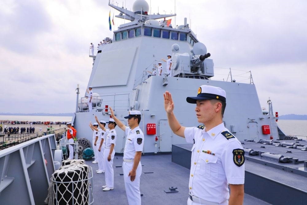 2023年7月8日，中國海軍第43批護航編隊官兵向加蓬利伯維爾奧文多港碼頭的歡迎人群揮手致意。中國海軍第43批護航編隊抵達加蓬利伯維爾，開始對加蓬進行為期4天的友好訪問。