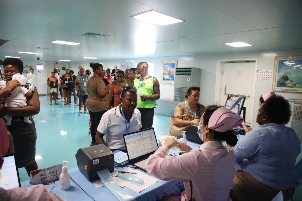 2024年7月8日，塞舌爾民眾在中國海軍“和平方舟”號醫(yī)院船上排隊就診。