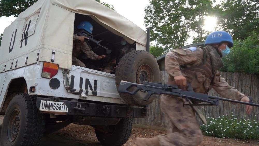 2022年7月27日，中國第八批赴南蘇丹（朱巴）維和步兵營百人防暴隊抵達預(yù)定區(qū)域，進行綜合防衛(wèi)演練。針對南蘇丹社會安全問題及近期在剛果（金）東部地區(qū)發(fā)生的針對聯(lián)合國剛果（金）穩(wěn)定特派團的抗議示威活動，中國第八批赴南蘇丹（朱巴）維和步兵營于日前組織UN HOUSE（聯(lián)合國之家）綜合防衛(wèi)演練，以應(yīng)對可能出現(xiàn)的難民涌入、營門遇襲、暴恐威脅等突發(fā)情況。