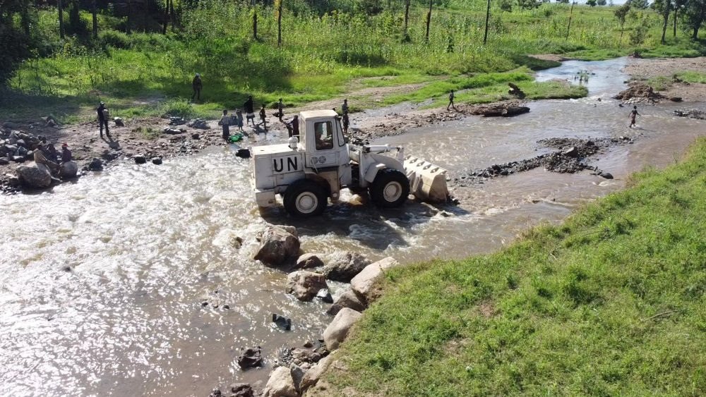2023年6月7日，在剛果（金）南基伍省卡萊亥地區(qū)，中國第26批赴剛果（金）維和工兵分隊官兵進行施工作業(yè)。