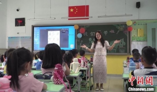 圖為衡水市新苑小學(xué)，老師正在給學(xué)生講開學(xué)第一課的內(nèi)容。王天祥 攝