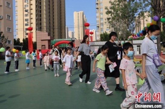圖為衡水市新苑小學(xué)，小學(xué)一年級(jí)新生佩戴“夢(mèng)想徽章”后，步入校園 。王天祥 攝