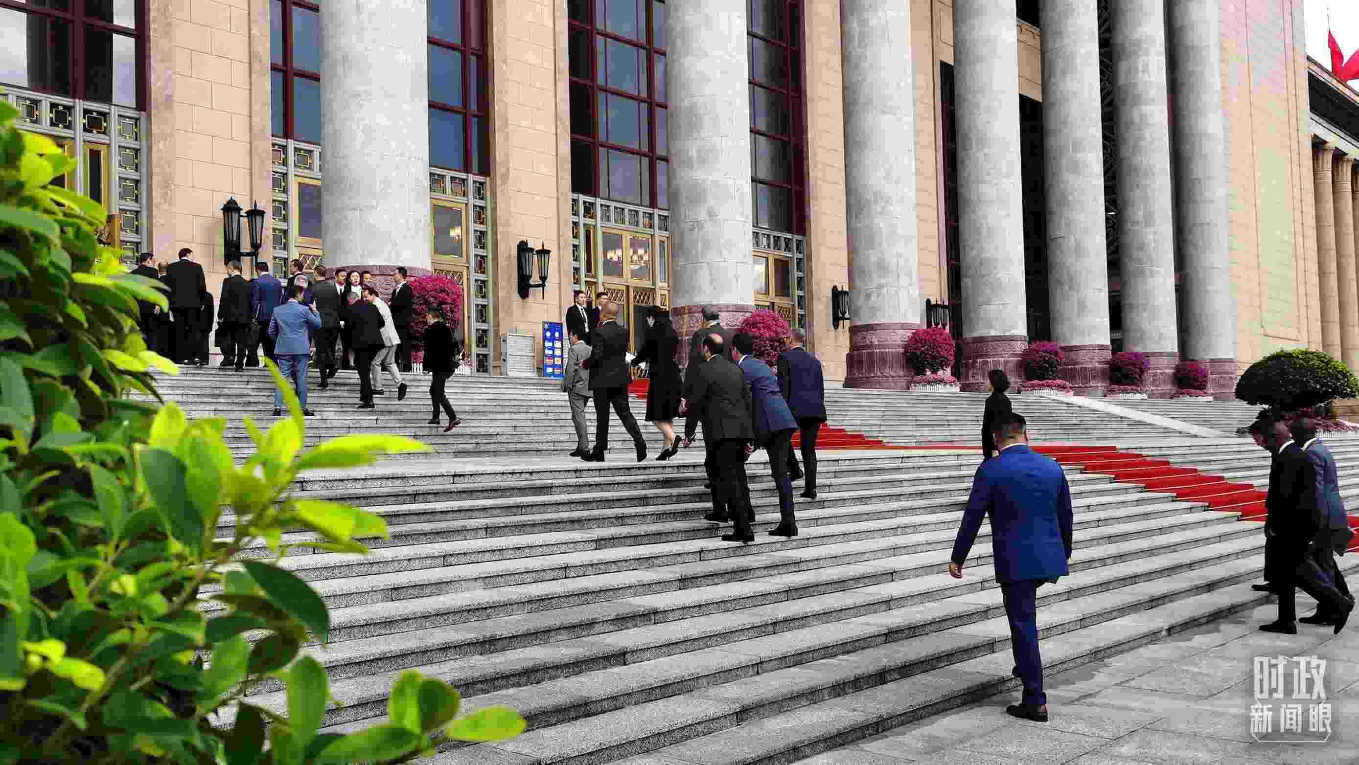  △與會(huì)者正在步入會(huì)場(chǎng)。（總臺(tái)央視記者郭鴻拍攝）