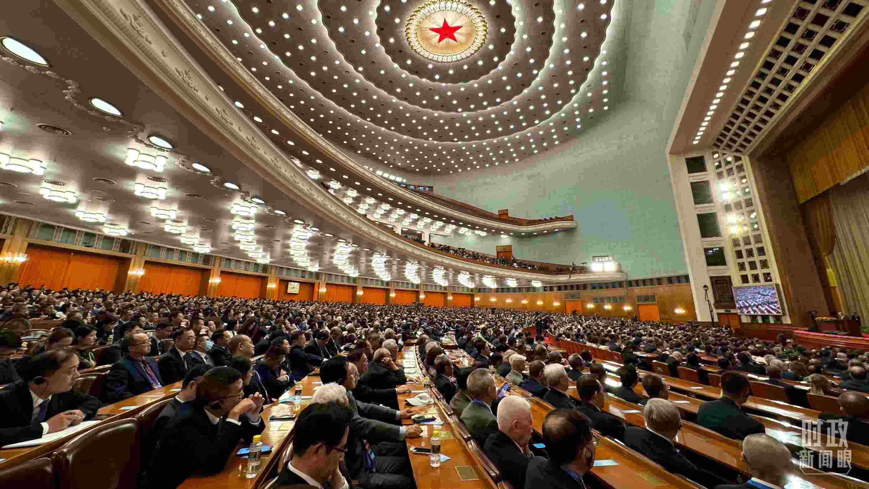  △中非合作論壇非方成員國(guó)國(guó)家元首、政府首腦、代表團(tuán)團(tuán)長(zhǎng)及國(guó)際和地區(qū)組織負(fù)責(zé)人等中外各界人士3200余人出席開(kāi)幕式。（總臺(tái)央視記者蔣碩拍攝）