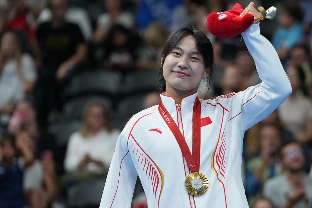 9月4日，蔣裕燕在巴黎殘奧會(huì)游泳女子100米自由泳S7級(jí)頒獎(jiǎng)儀式上。新華社記者 熊琦 攝