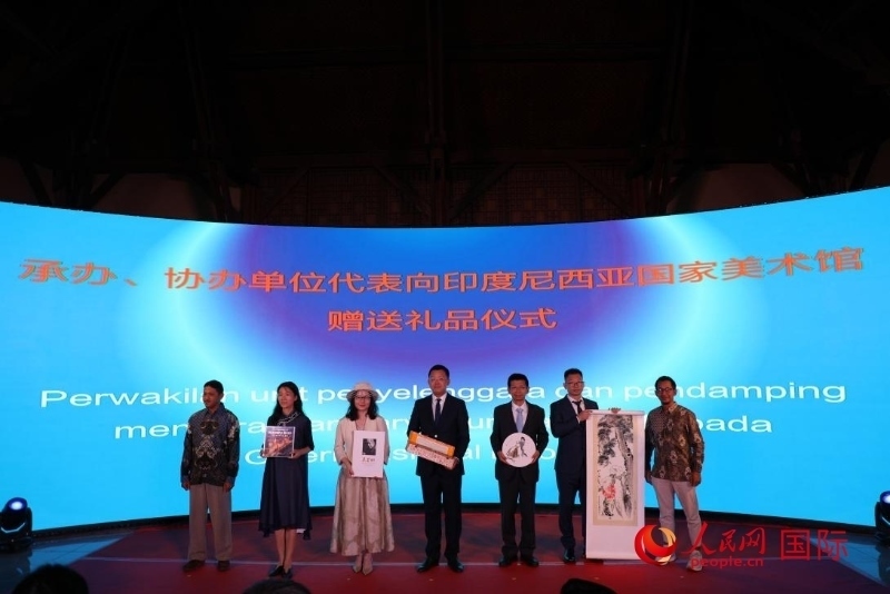 在展覽開幕式現(xiàn)場，本次展覽的承辦、協(xié)辦單位代表向印尼國家美術(shù)館贈送禮品。人民網(wǎng)記者 曹師韻攝