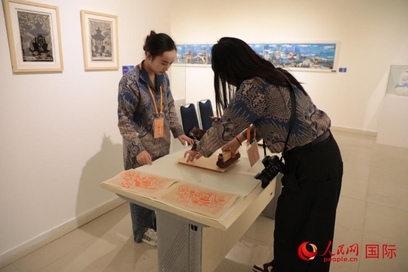 展覽現(xiàn)場的拓印技藝體驗(yàn)工坊。人民網(wǎng)記者曹師韻攝