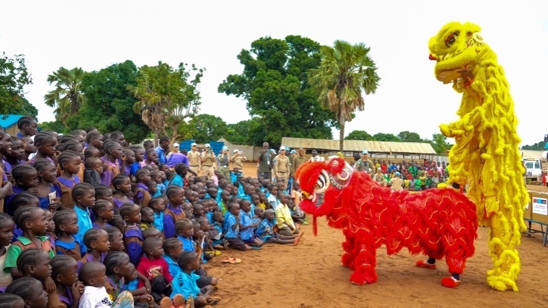 舞獅活動(dòng)引發(fā)現(xiàn)場(chǎng)熱烈掌聲。謝坤攝