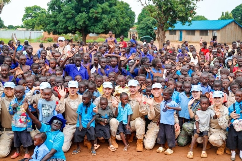 維和官兵與學(xué)生進(jìn)行合影。殷亦豪攝