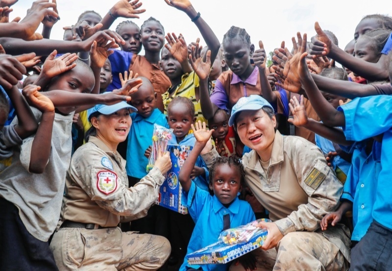 學(xué)生對(duì)中國(guó)官兵援助表達(dá)感謝。王皓宇攝