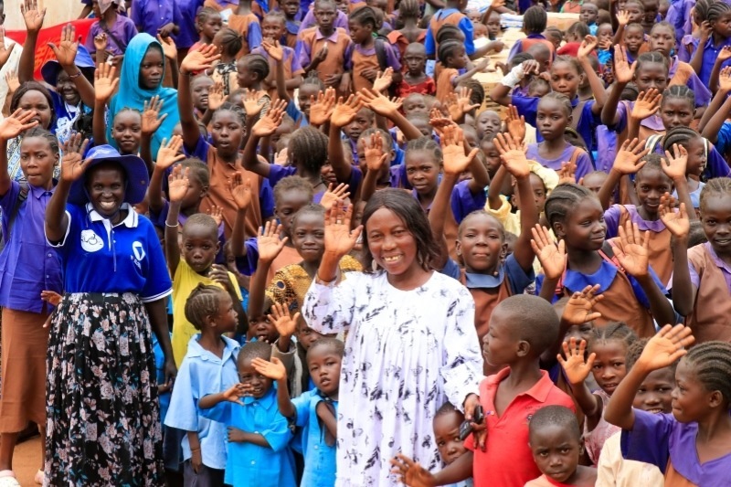 學(xué)校師生送別維和官兵。王軍杰攝