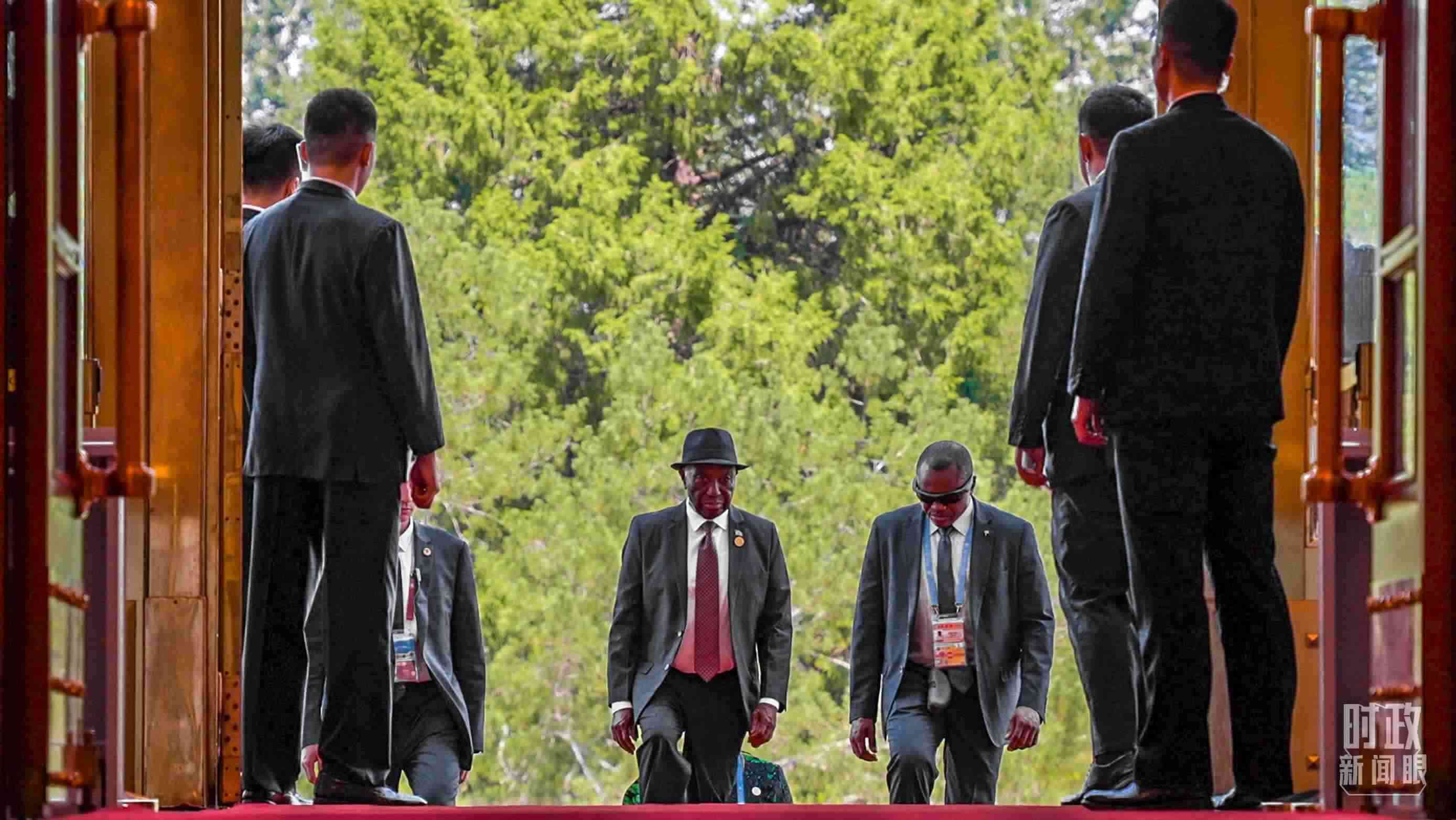 利比里亞總統(tǒng)博阿凱步入人民大會堂。（總臺央視記者蔣碩拍攝）