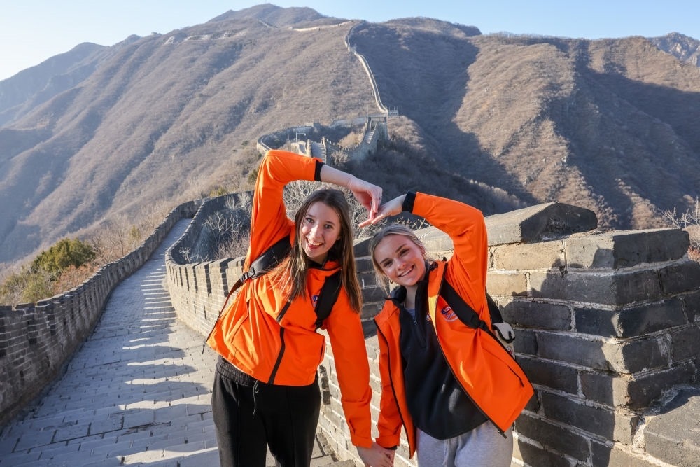 2024年3月20日，美國(guó)華盛頓州中學(xué)生代表團(tuán)的成員在北京慕田峪長(zhǎng)城留影。新華社記者 殷剛 攝