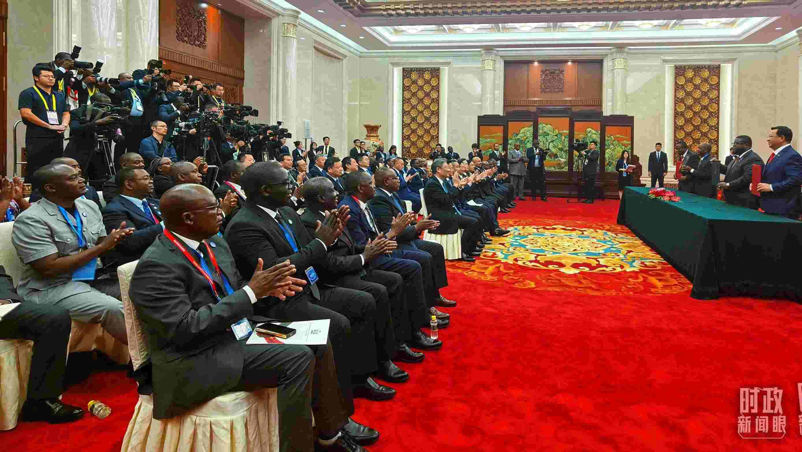 《坦贊鐵路激活項(xiàng)目諒解備忘錄》簽署現(xiàn)場。（總臺央視記者曹亞星拍攝）