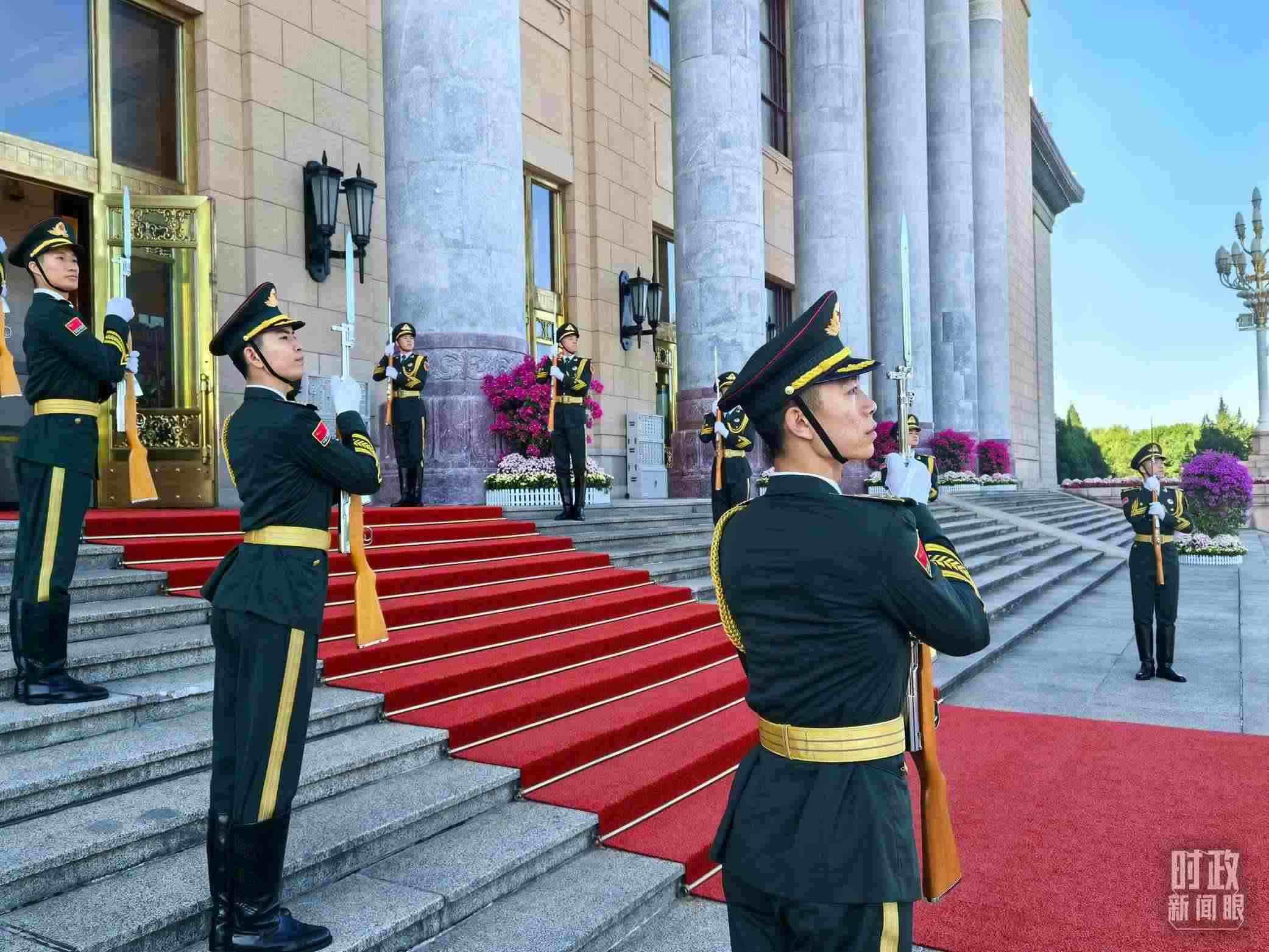 禮兵列隊(duì)迎接外賓。（總臺央視記者鐘銳拍攝）