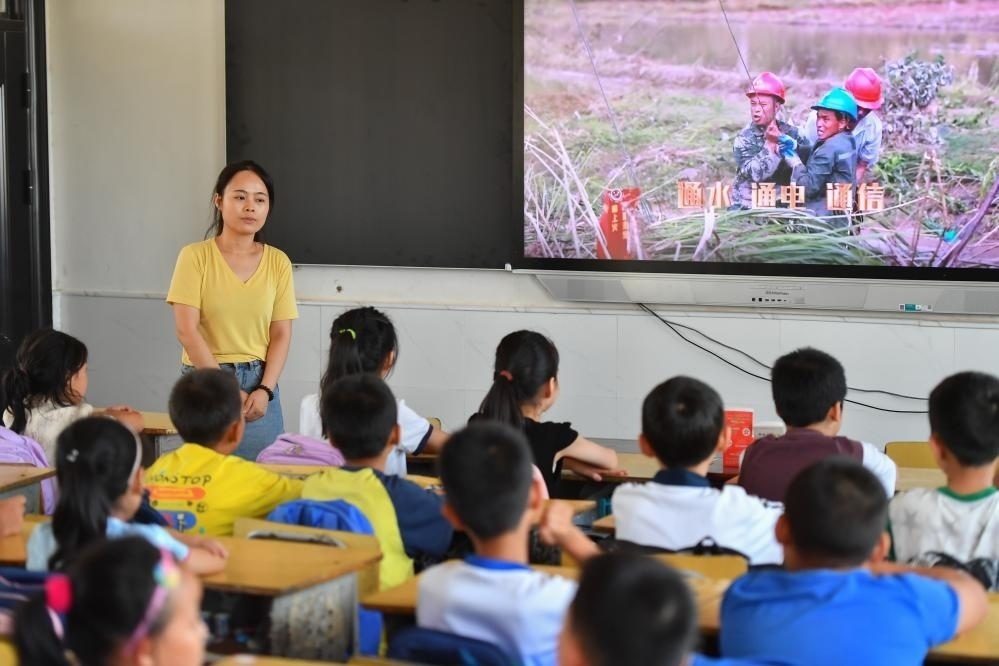 今年夏天，湖南華容縣等地遭受洪澇災(zāi)害。9月，華容縣一所學(xué)校，老師通過講述防災(zāi)救災(zāi)故事，引導(dǎo)孩子們知情、共情，汲取成長的力量。